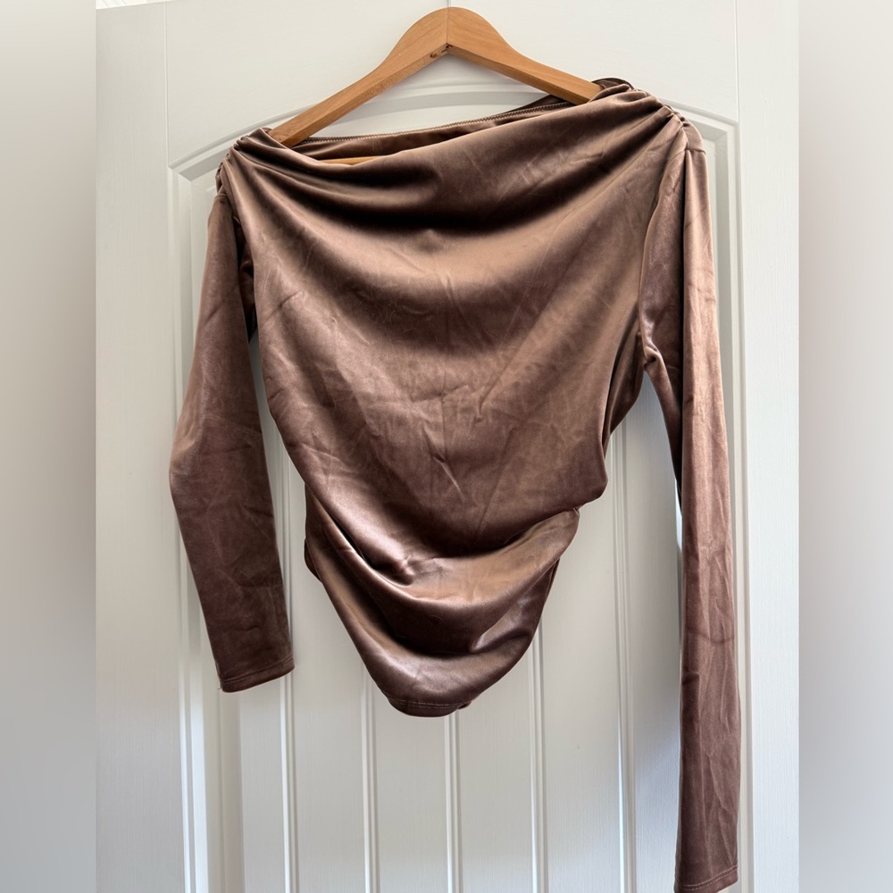 NWT Abercrombie velvet off shoulder top - Picture 3 of 5